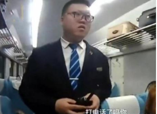 67岁老人火车上偷手机被抓跪地求饶 网友：法律面前人人平等