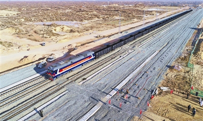 2018年12月28日，运煤火车在闫庄则至曹家滩段进行运营调试。吴杰摄