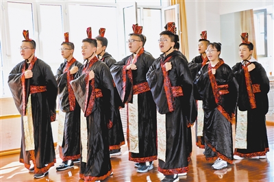 图为学生社团进行才艺表演