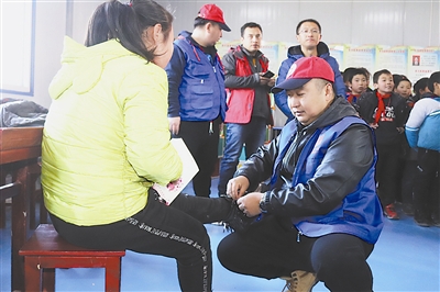 上海“随手公益”清涧站志愿者来到清涧县第五小学开展“暖冬行动”