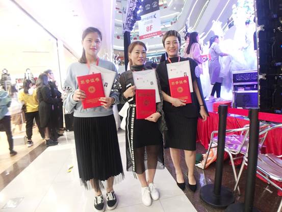 梦莲娜张凤霞、何爱珺对学员在广东省化妆师技能大赛中获奖表示祝贺