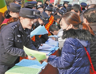 1月10日，榆林市公安局在世纪广场开展全国第33个“110宣传日”活动。