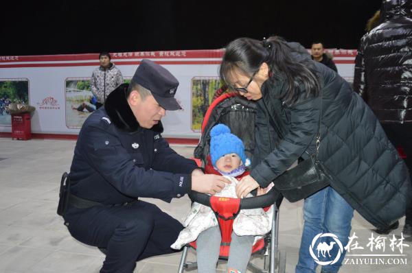 延安黄陵站：小旅客难住了一米八零的警察叔叔