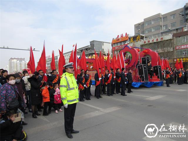靖边：正月秧歌闹新春 交警执勤保畅通