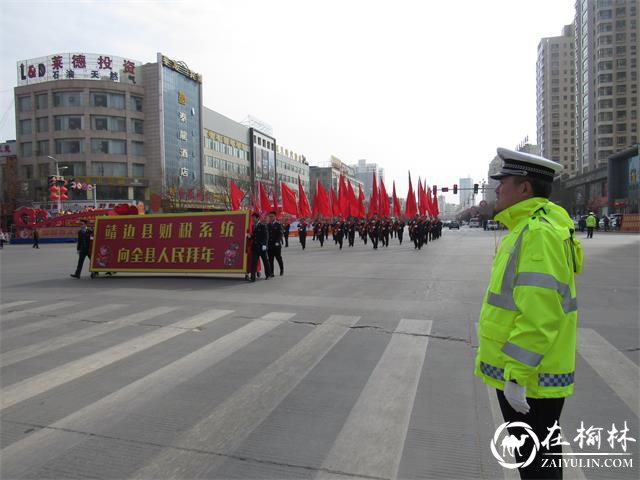 靖边：正月秧歌闹新春 交警执勤保畅通