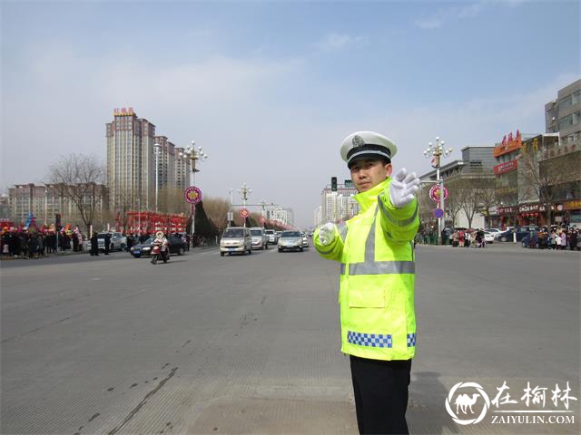 靖边：正月秧歌闹新春 交警执勤保畅通