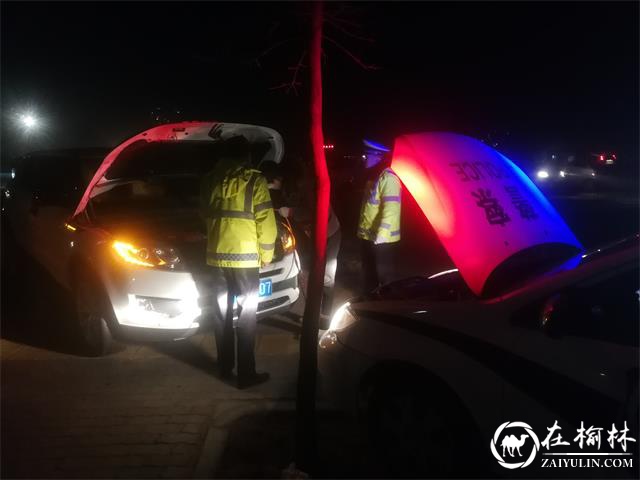 民警给亏电车辆通电
