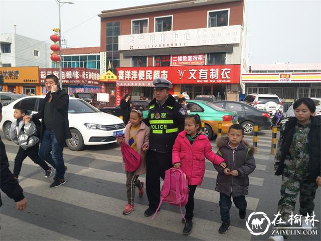 又是一年开学季 靖边交警护学忙