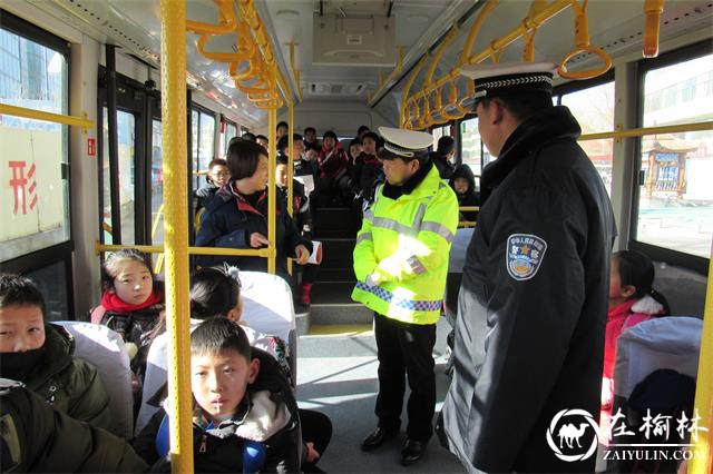 靖边交警大队开展新学期接送学生车辆交通安全专项整治