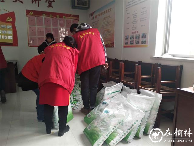 榆阳区灵秀街社区向居民免费发放碘盐