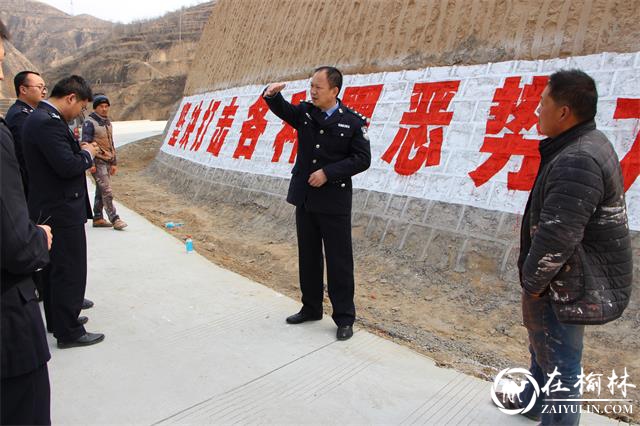 所长谢成革现场指导扫黑除恶宣传工作