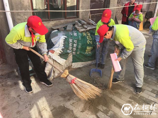 榆阳区八狮社区联合榆林市第十一中学开展学雷锋志愿服务活动