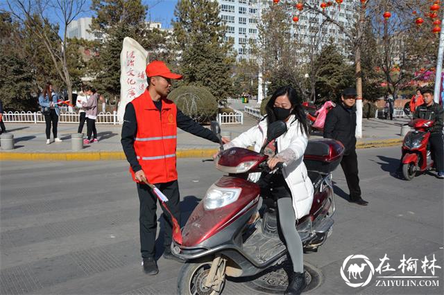 志愿者劝导群众礼让斑马线