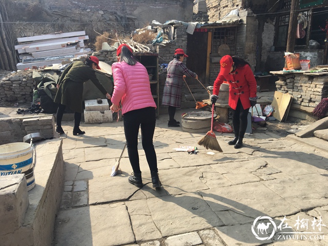 米脂县60余名女干部深入辖区古城进行卫生清洁活动