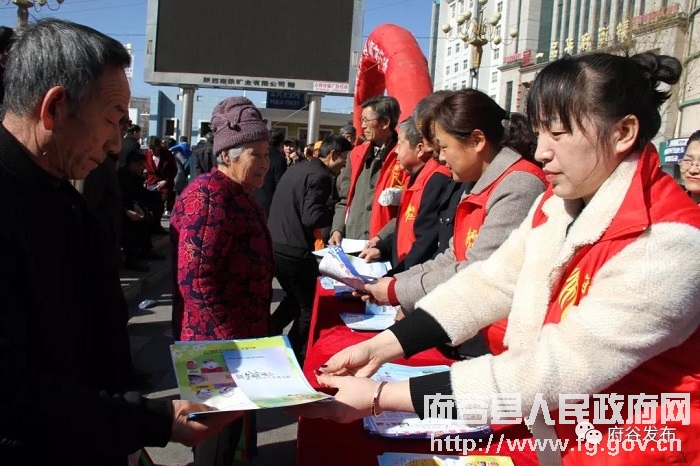 府谷县举办“建设法治府谷·巾帼在行动”三八维权周主题宣传活动