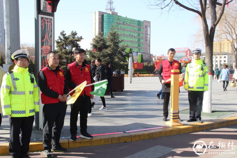 神木市志愿者走上街头开展交通安全宣传活动