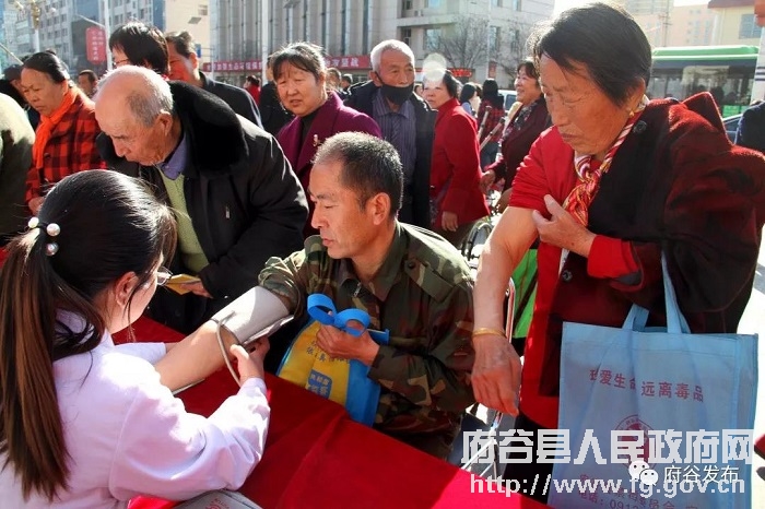 府谷县举办“建设法治府谷·巾帼在行动”三八维权周主题宣传活动