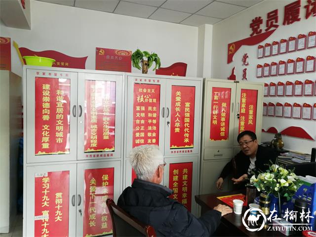 图为社区党支部书记鱼江同志向来访群众提出的诉求做现场解答