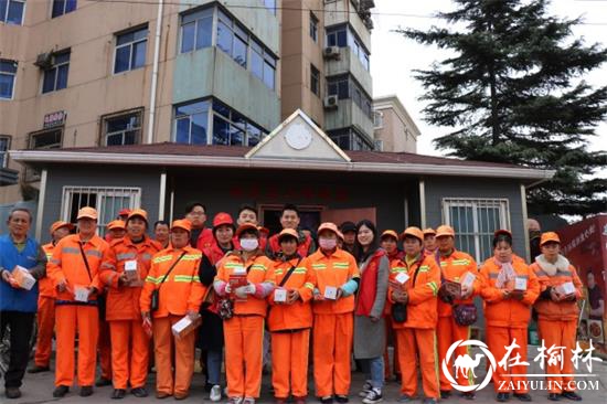 春风行动—陕建一建三公司团支部慰问明德路环卫工人