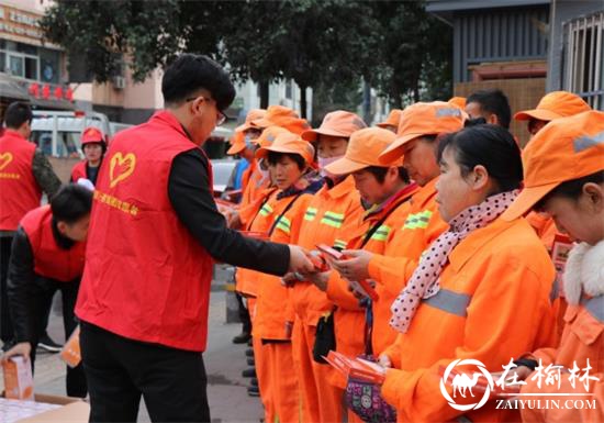 春风行动—陕建一建三公司团支部慰问明德路环卫工人