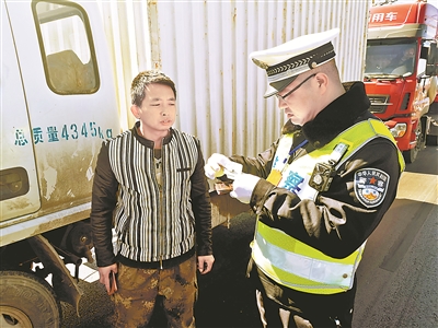 任晓涛（右）在执勤中检查驾驶证件