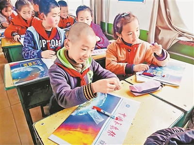 图为提问抢答环节让孩子们玩中有学