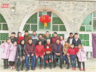 子洲张万才家庭：四世同堂 为国担当