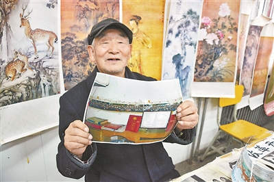 白拖考展示他的收藏品