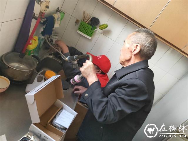 榆阳区东岳路社区联合榆林市水务局开展节水宣传进社区活动