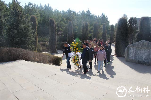 榆阳区八狮社区开展“缅怀革命先烈 传承革命精神”祭奠活动