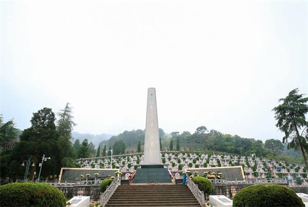 沿着英烈的足迹不断前行