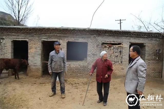 高培生（右一）探望高怀兰老人