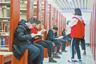 市民在图书馆内认真看书