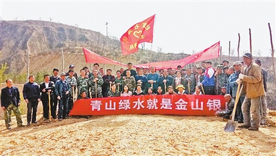 米脂县杜家石沟镇义务植树活动在树山村举行