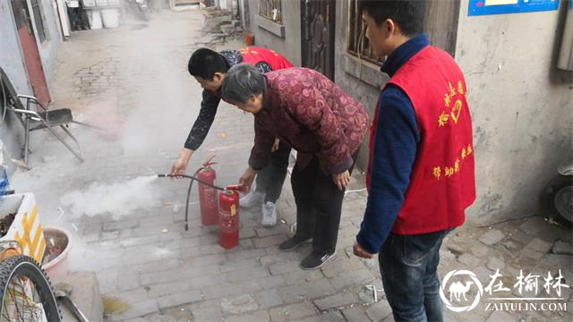 榆阳区灵秀街社区专项检查灭火器 确保居民消防安全
