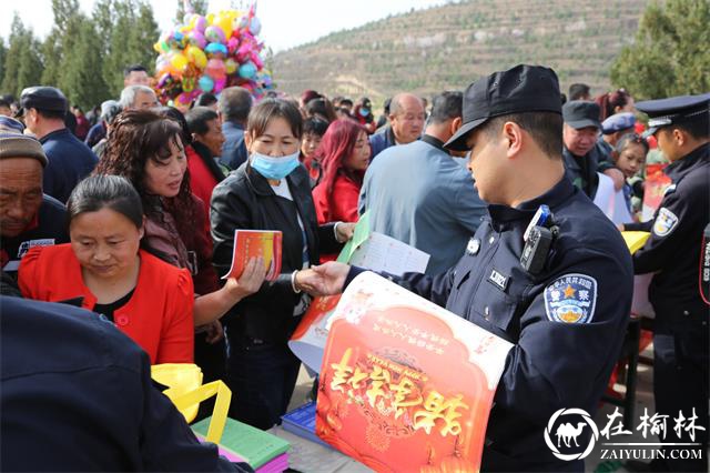 “扫黑除恶”赶庙会 绥德公安宣传忙