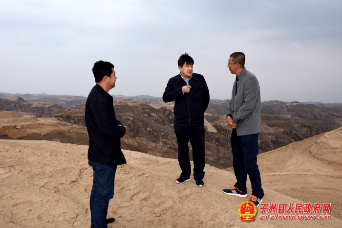 在李孝河便民服务中心果业公司苹果基地调研.jpg