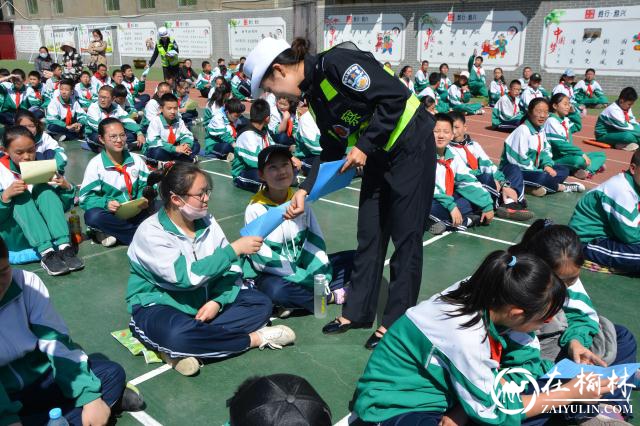 靖边交警联合司法局走进第九小学送交通安全“大礼包”