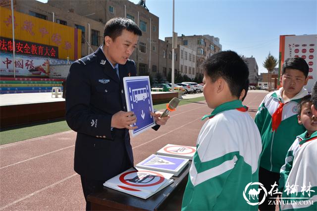 靖边交警联合司法局走进第九小学送交通安全“大礼包”