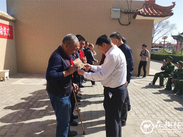 为退役军人代表颁发”光荣之家“牌匾