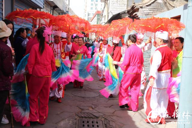 榆阳区新明楼街道为烈属、军属和退役军人等家庭悬挂光荣牌