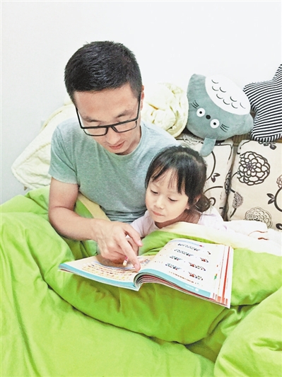 温亚洲子女在给孩子读绘本