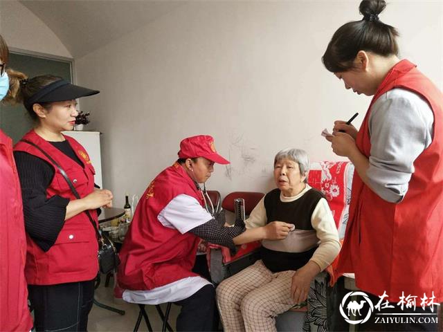 榆阳区驼峰办金华路社区开展“关爱老干部 送医送健康”活动