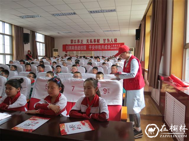 榆阳区万佛楼社区开展扫黑除恶进校园宣传活动