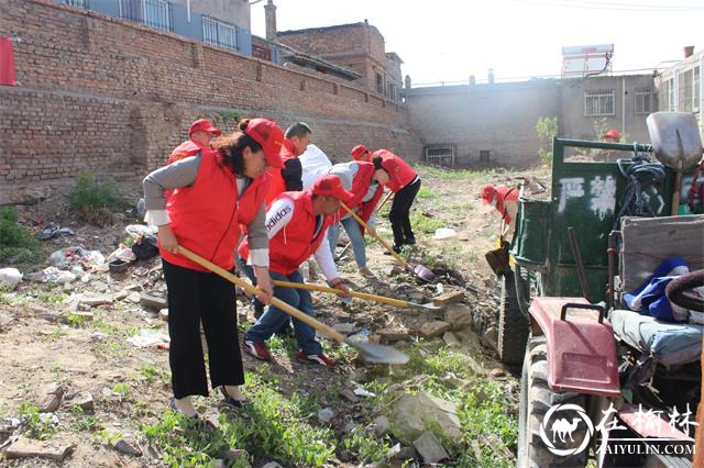 榆阳区八狮社区清倒辖区空闲地垃圾 让土地不再“赋闲”