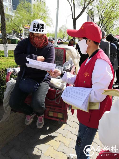 榆阳区驼峰办望湖路社区开展食品药品安全宣传活动