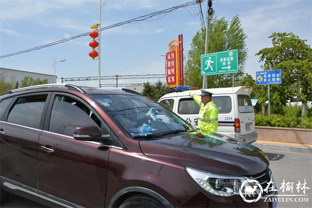 民警为驾驶员指路