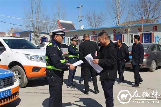 清涧九里山治超站路警联合执法 治超效果显著