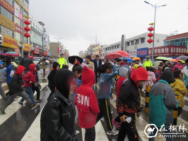 靖边县：春雨绵绵润大地 交警执勤保畅通