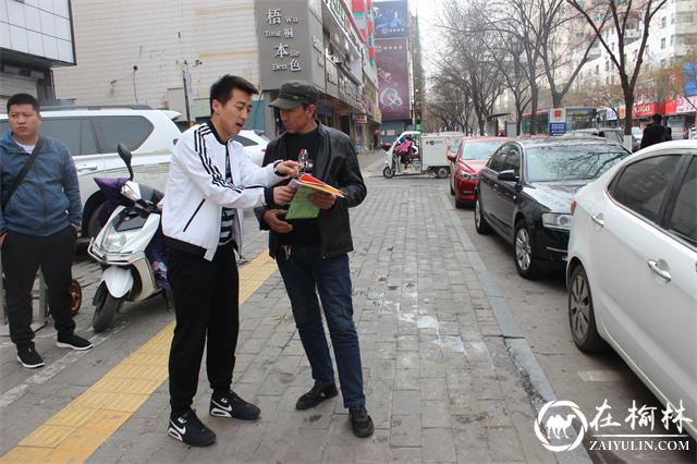 榆阳区新明楼街道办新楼社区开展“为城市添新绿”创森送花宣传活动